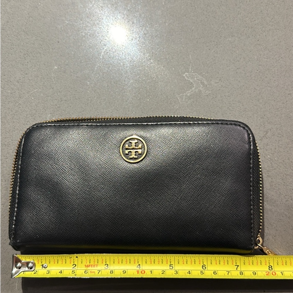 Tory Burch wallet barely used !